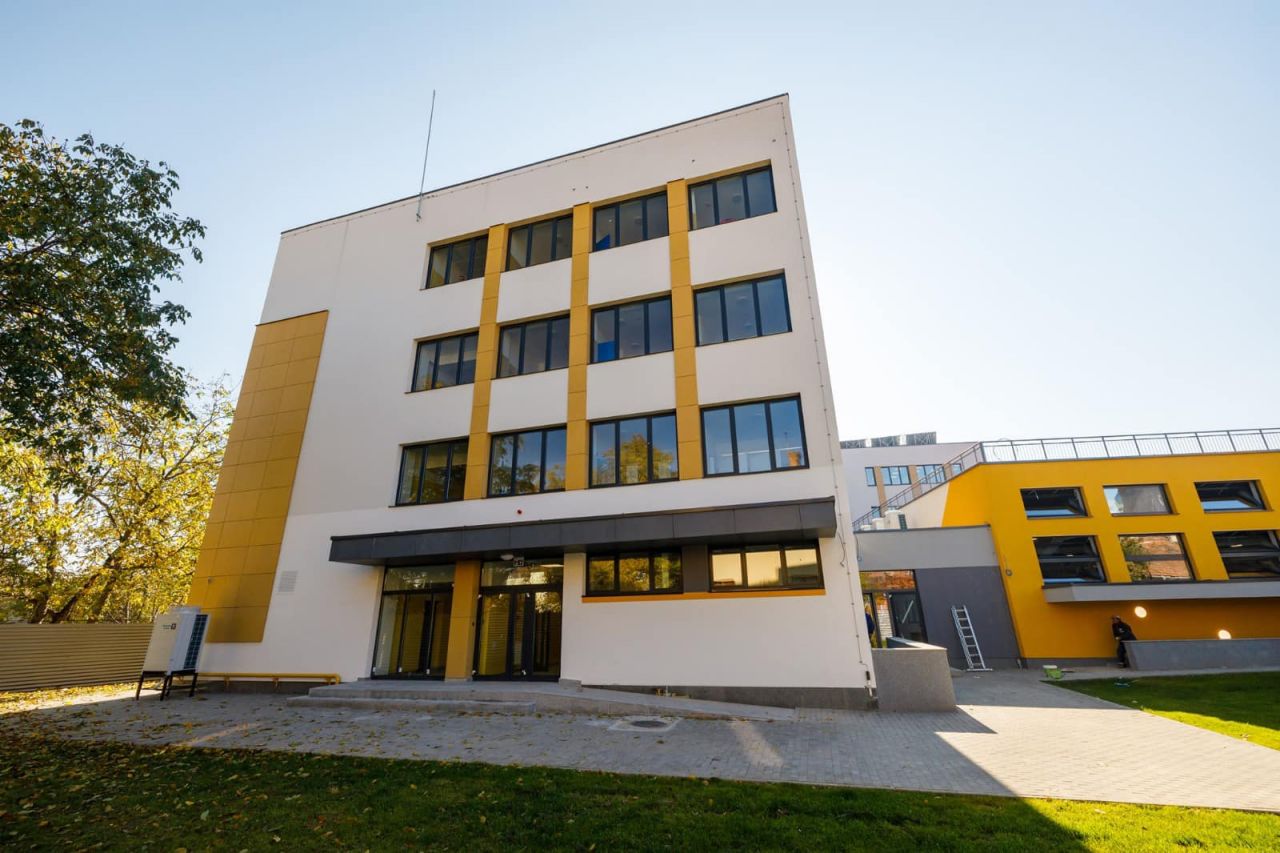 Colegiul Tehnic „Ana Aslan”, modernizat și extins. Elevii vor avea laboratoare, o nouă sală de sport și panouri solare.