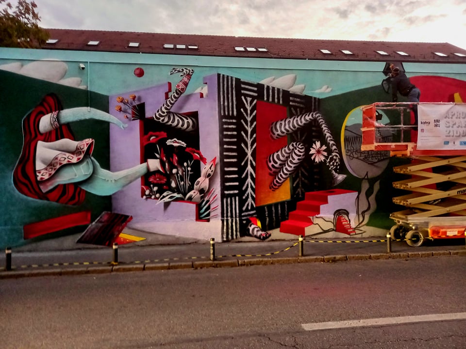 Doi artiști francezi „au dat viață” unui zid din Cluj: „Mă exprim mai bine prin desen decât prin cuvinte” FOTO