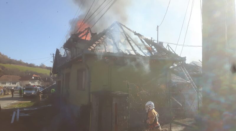 Doi copii au murit și trei case au fost distruse complet de flăcări VIOLENTE. Incendii de proporții în Mureș
