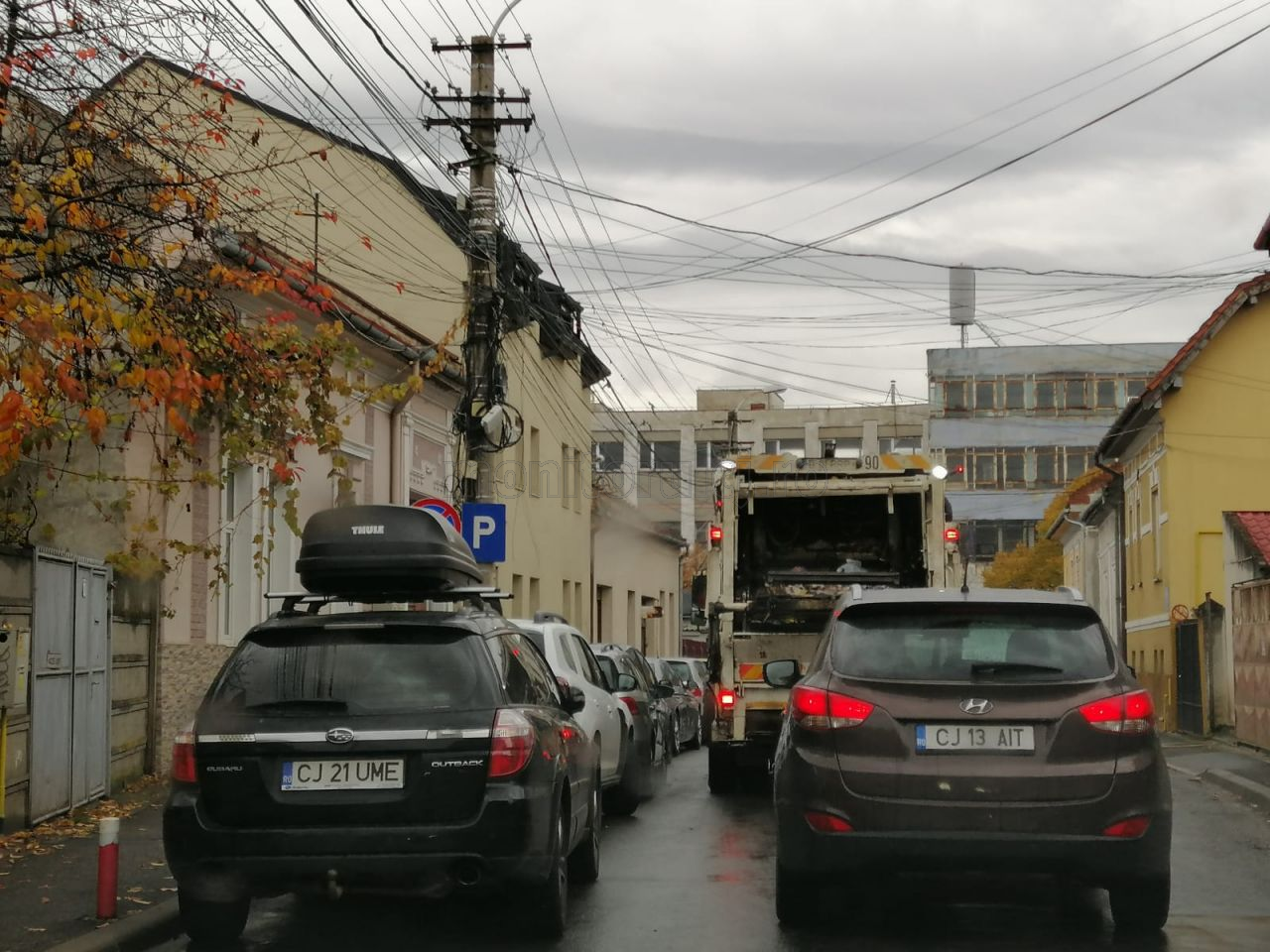 HAOS în traficul din centrul Clujului. Șoferii, blocați din cauza mașinilor parcate pe stradă: „Miliția primăriei stă de ploaie”. FOTO