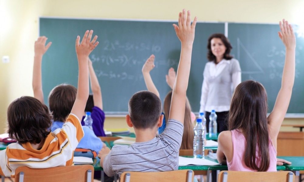 Peste 67% din totalul școlilor din România vor începe mâine școala în format fizic