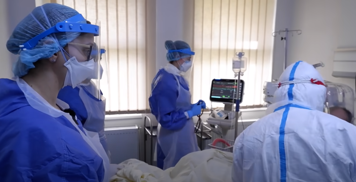Medicii de la Spitalul de Boli Infecțioase Cluj, în vizită medicală la un pacient cu o formă gravă de Covid-19, pe ATI/ Sursă foto: captură ecran, VIDEO dr. Paul Oargă