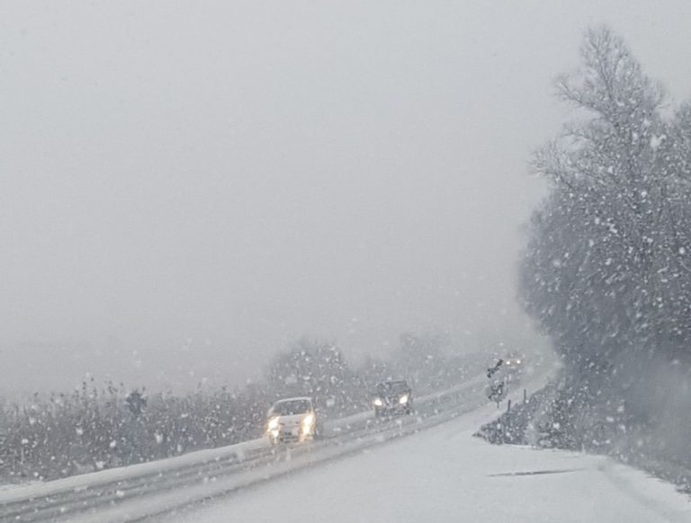 Prima ninsoare din acest an, pe drumurile din Transilvania.