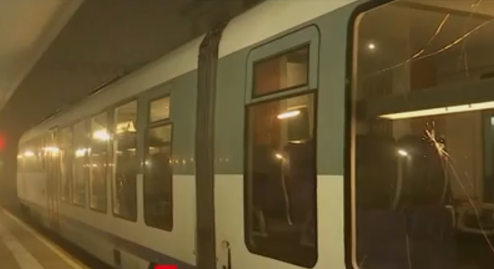 Geamuri găurite la vagoanele trenului CFR Arad-Cluj/ captură foto observatornews.ro