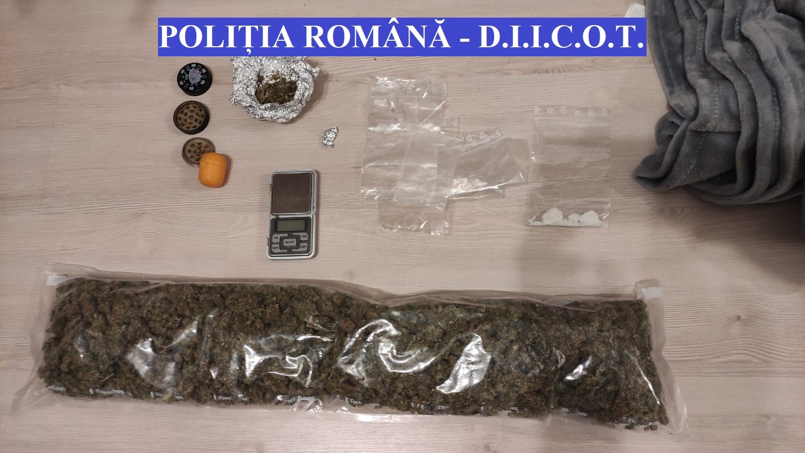600 de grame de cannabis au fost confiscate de polițiști.