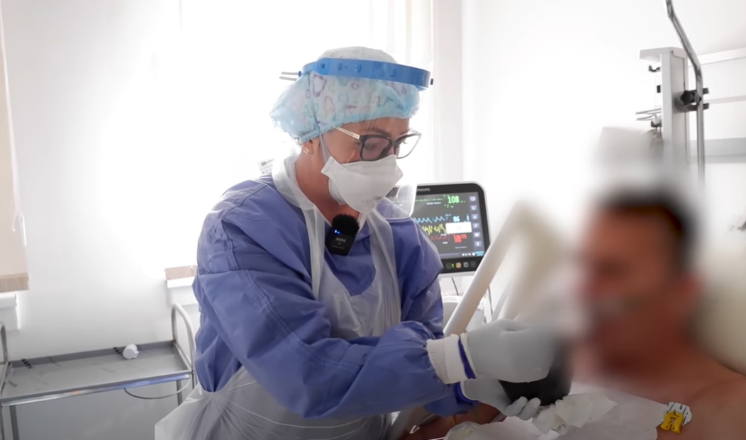 Doamna Aurica, infirmieră pe secția de ATI a Spitalului Clinic de Boli Infecțioase Cluj-Napoca