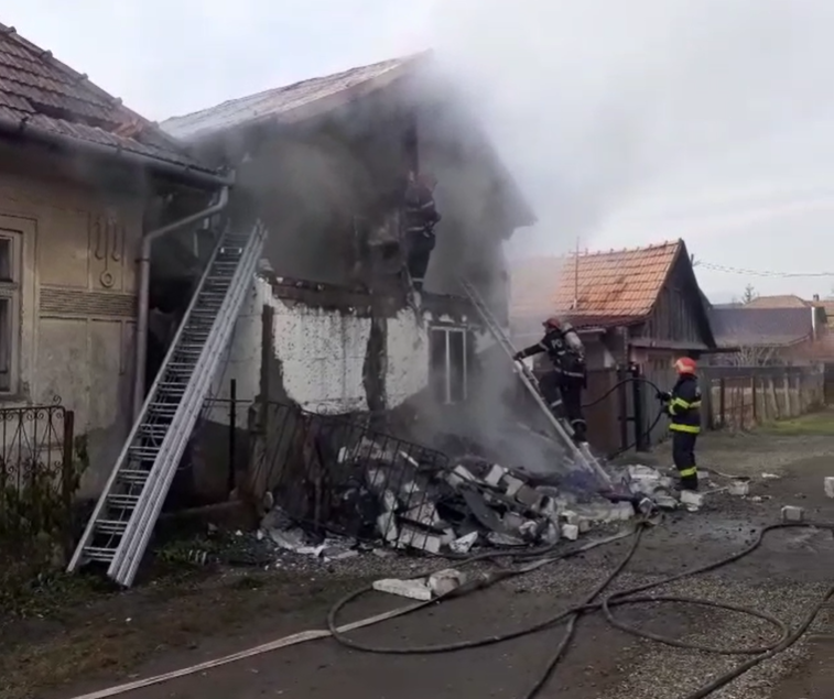 O casă din localitatea Iara, județul Cluj, a fost cuprinsă în totalitate de flăcări