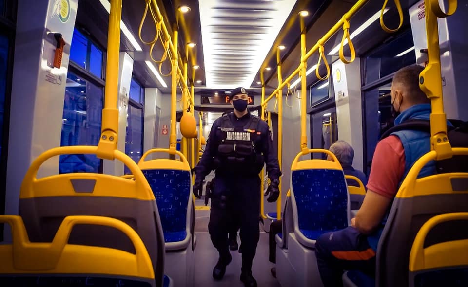 Un tânăr urmărit național, prins de jandarmi într-un autobuz din Cluj pentru că circula fără bilet