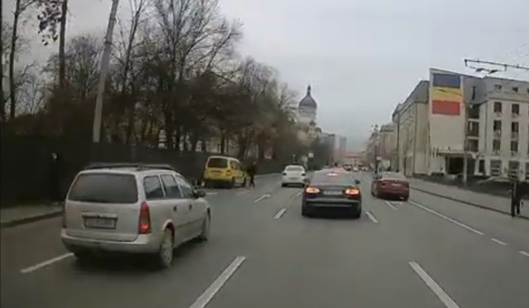 Accidentul din Piața Ștefan cel Mare, surprins de camerele video.