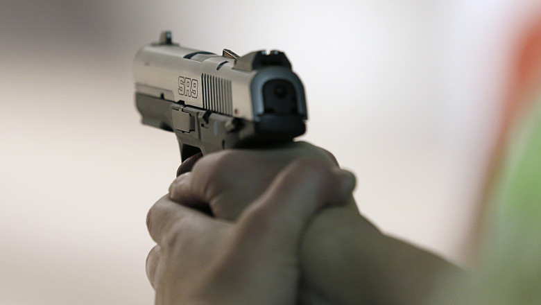 Un băiat de 13 ani este suspectat că a tras accidental în timp ce mânuia o armă de foc.