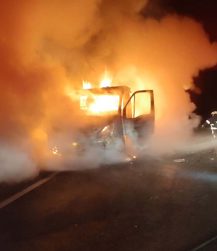 Incendiu violent pe centura Clujului. Autovehiculul, încărcat cu materiale electrice, a ars în totalitate. FOTO