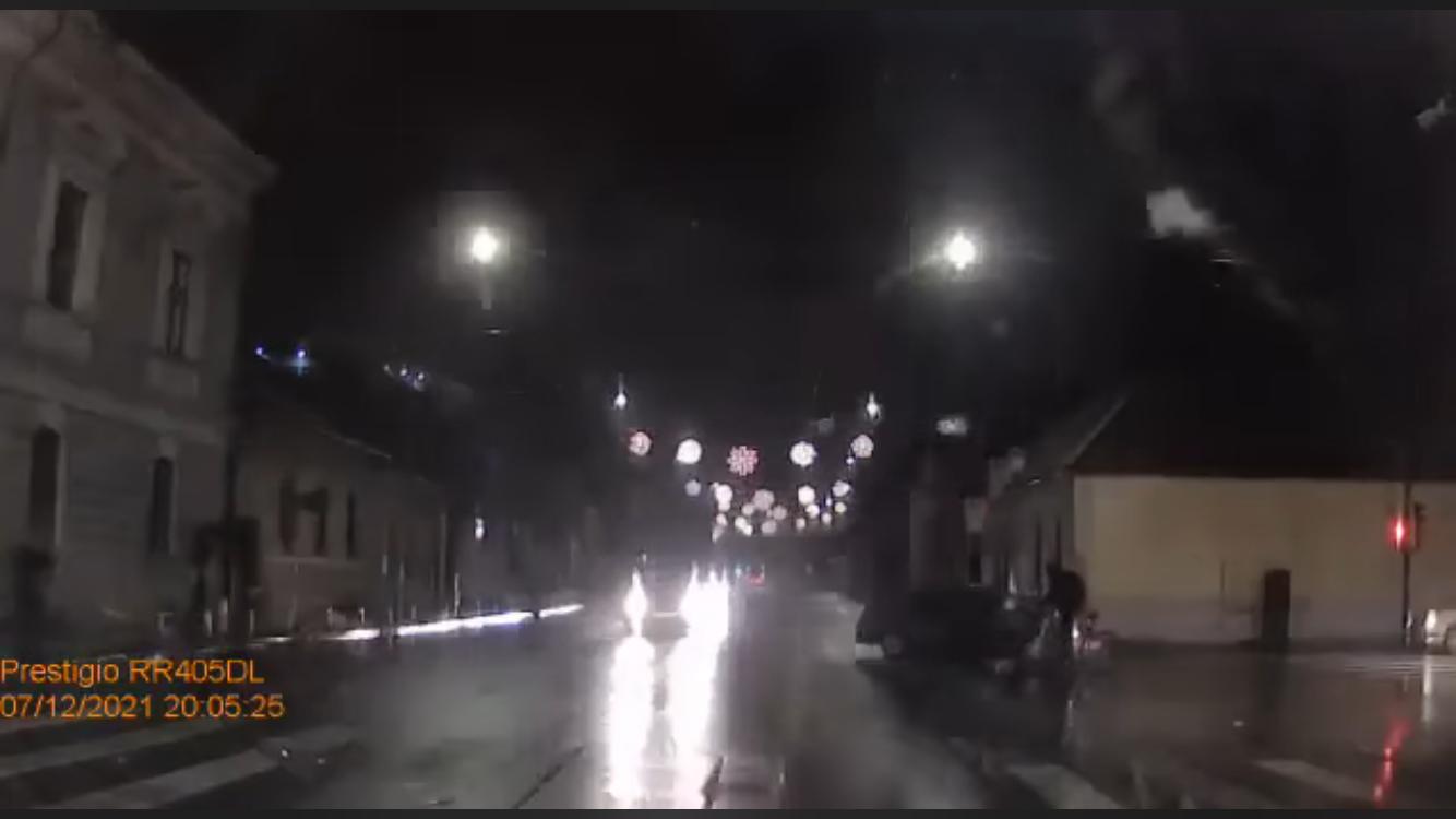 ACCIDENT filmat în centrul Clujului. Un biciclist trecut pe roșu și a intrat într-un BMW