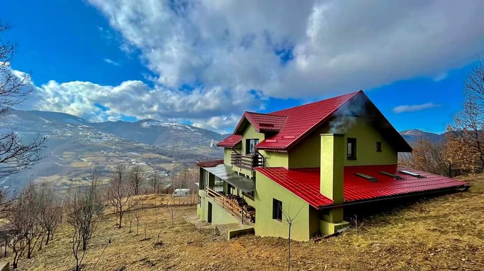 O casă „kitschoasă” cu acoperiș roșu țipător și fațade verzi, criticată de arhitectul-șef al Clujului. E neautorizată. FOTO