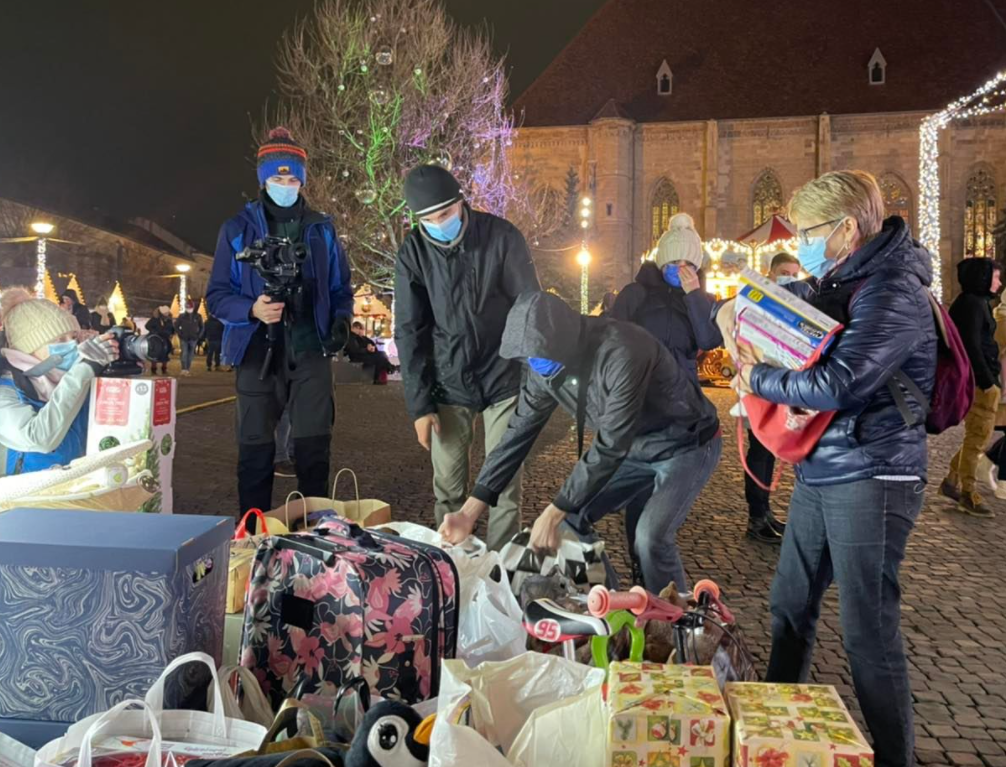 Clujenii au dăruit cadouri copiiilor nevoiași, în Piața Unirii/ foto: Lucian Mîndruță