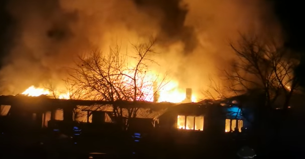 Incendiu de PROPORȚII la un asamblu de locuințe în Harghita. Pagube de aproximativ un milion de lei. FOTO