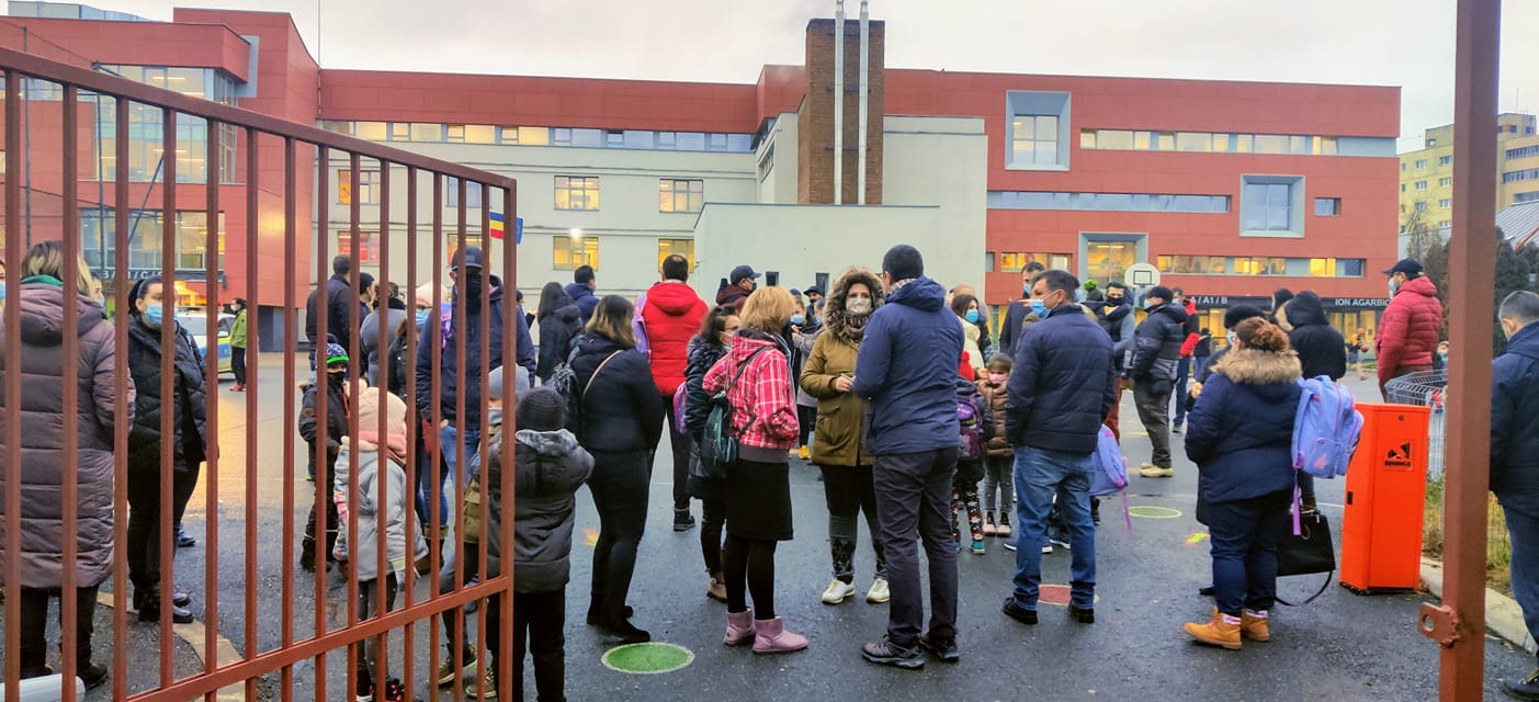 200 de elevi de la Școala Ion Agârbiceanu, relocați haotic din cauza supraaglomerării. Zeci de părinți au protestat. FOTO