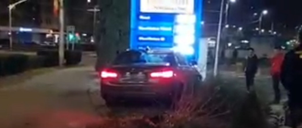 Șoferul unui BMW, căutat de polițiști după ce a făcut drifturi și a intrat în panoul unei benzinării. Cum i-a păcălit pe agenți