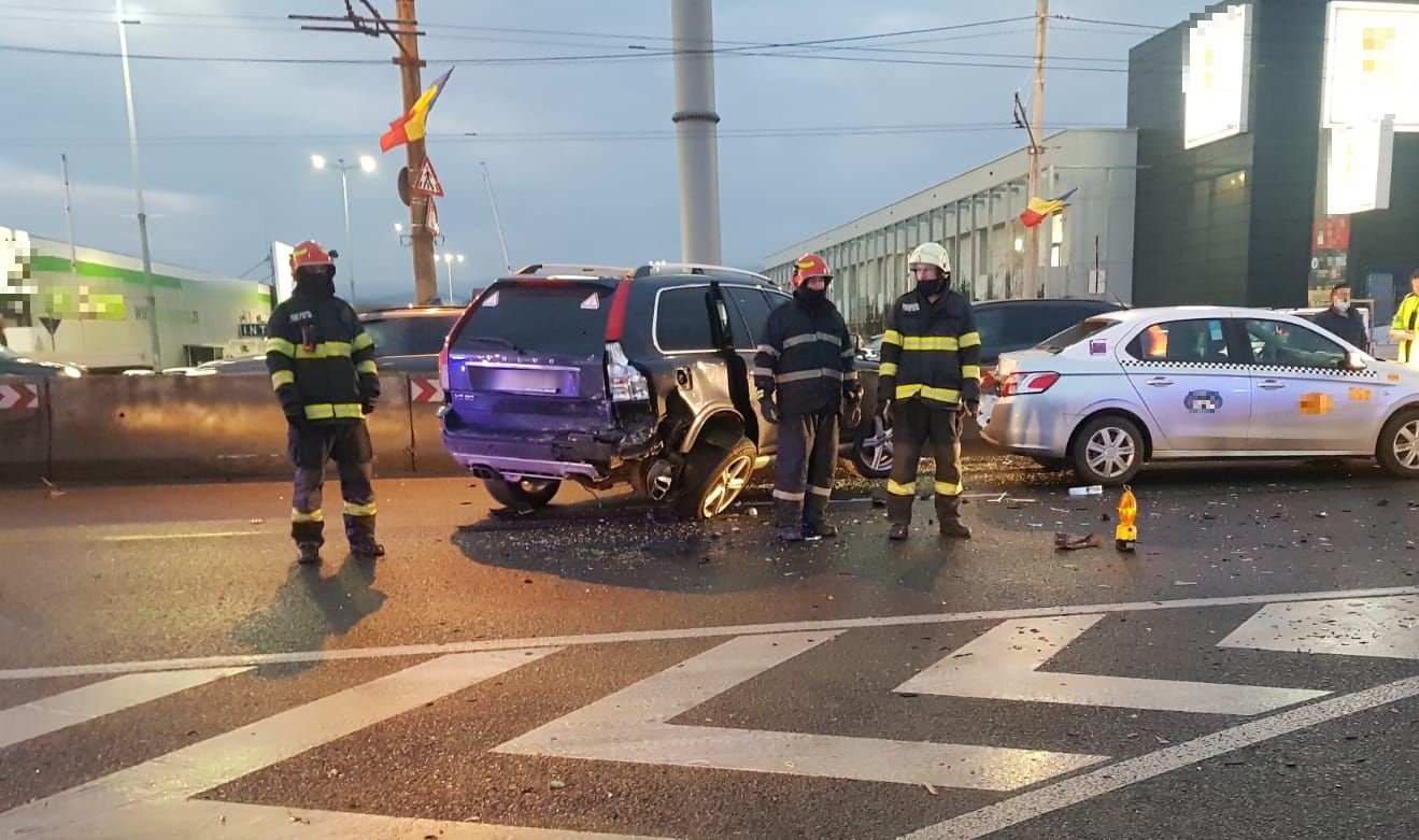 Accident pe strada Aurel Vlaicu din Cluj-Napoca! Un tânăr de 18 ani a ajuns la spital