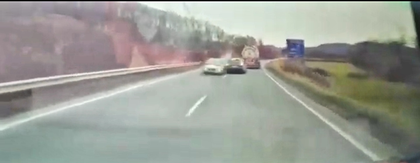 Momentul în care un șofer intră pe contrasens și provoacă un accident.