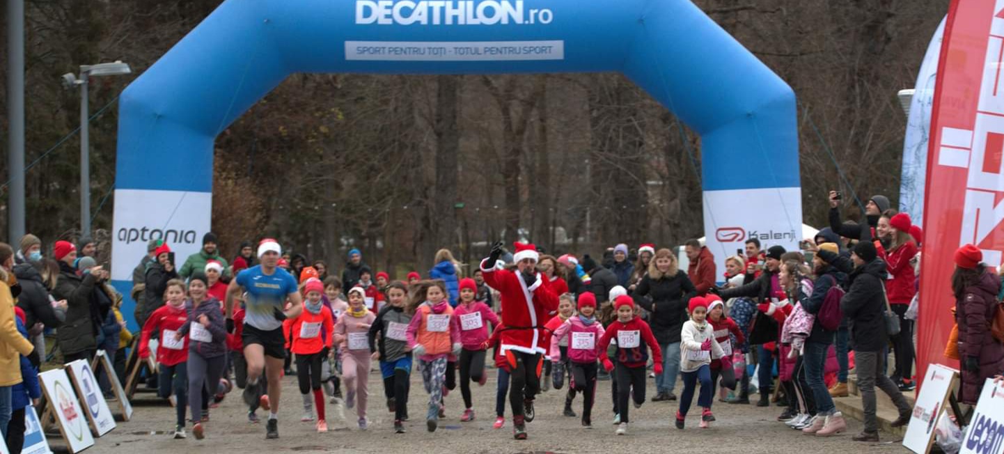 Copii și adulți l-au alergat pe Moș Crăciun într-o cursă caritabilă.