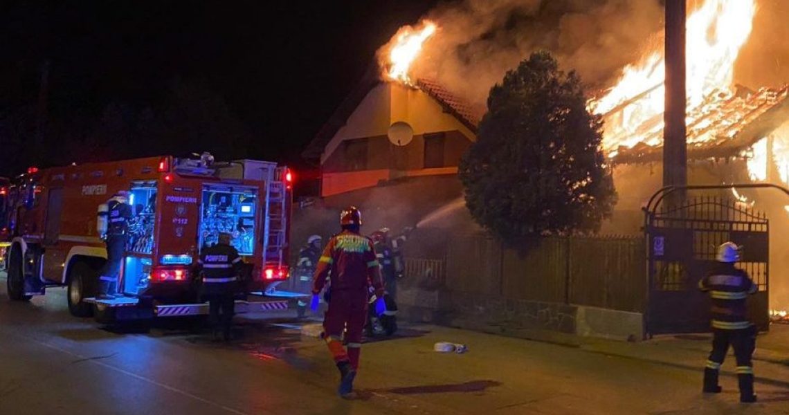 Incendiu la o casă din Turda. Au intervenit două autospeciale și un echipaj SMURD. FOTO/ Sursa foto: turdaanews.ro