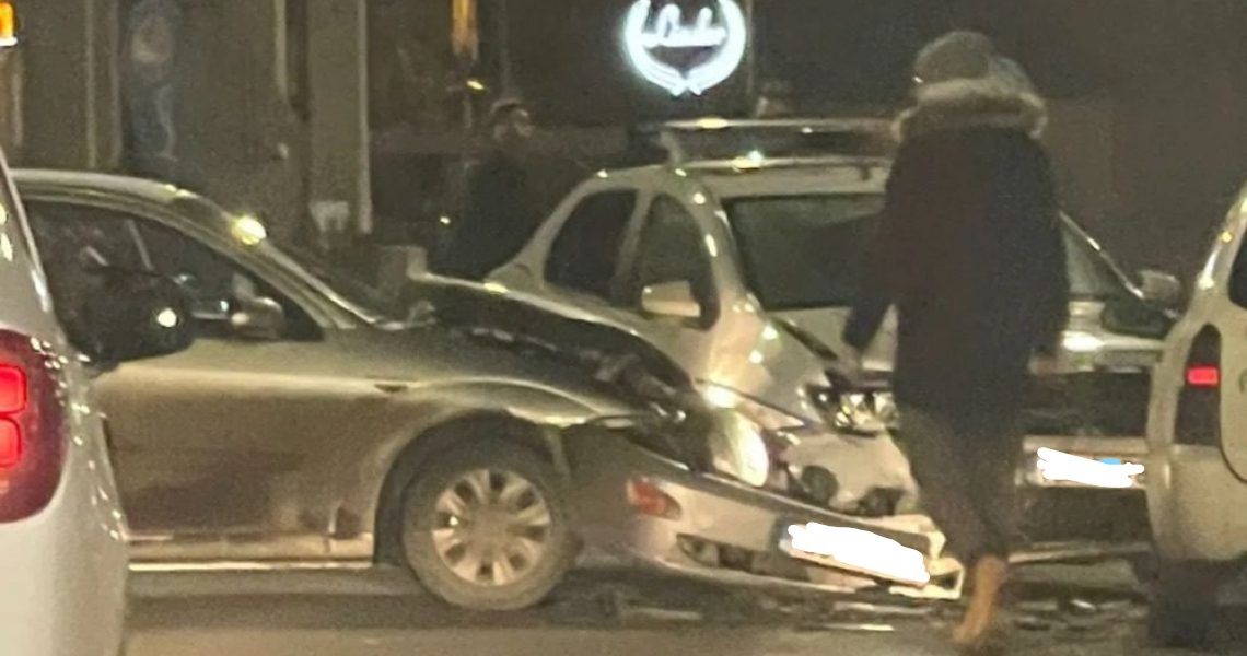 Accident în Câmpia Turzii. O mașină de poliţie a fost lovită de o mașină și proiectată într-un alt autoturism. FOTO/ Sursa foto:  RefleqtMedia