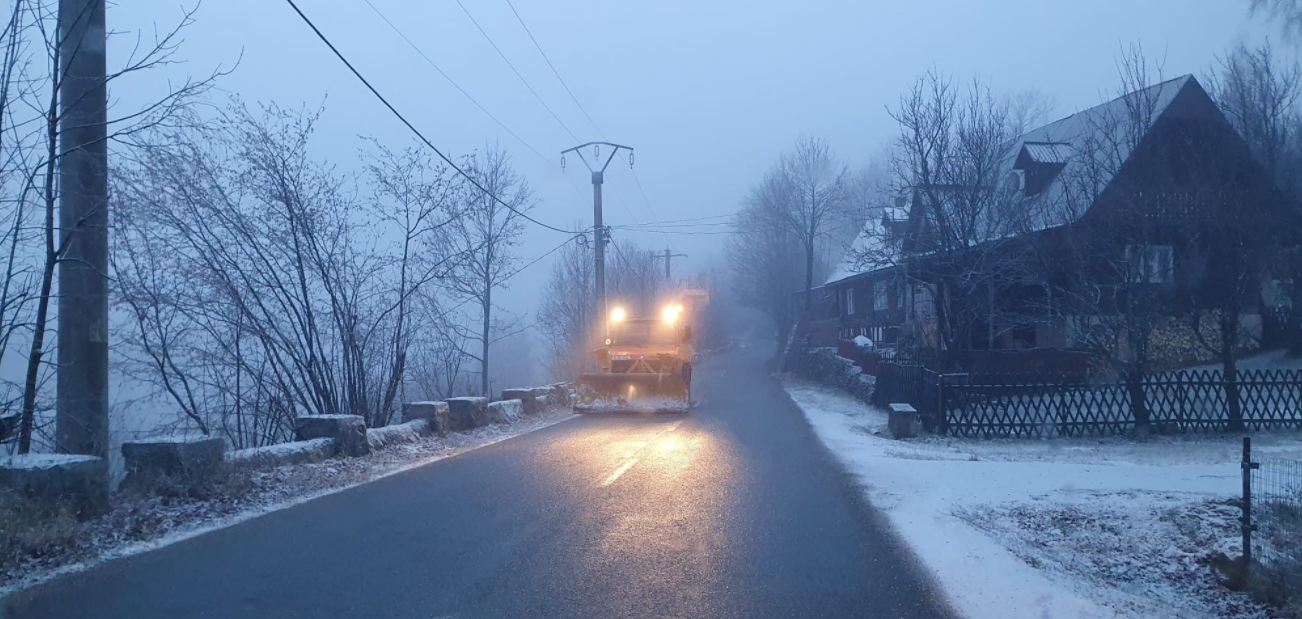 Mai multe drumuri din Cluj, afectate de polei. Atenție șoferi la drum!