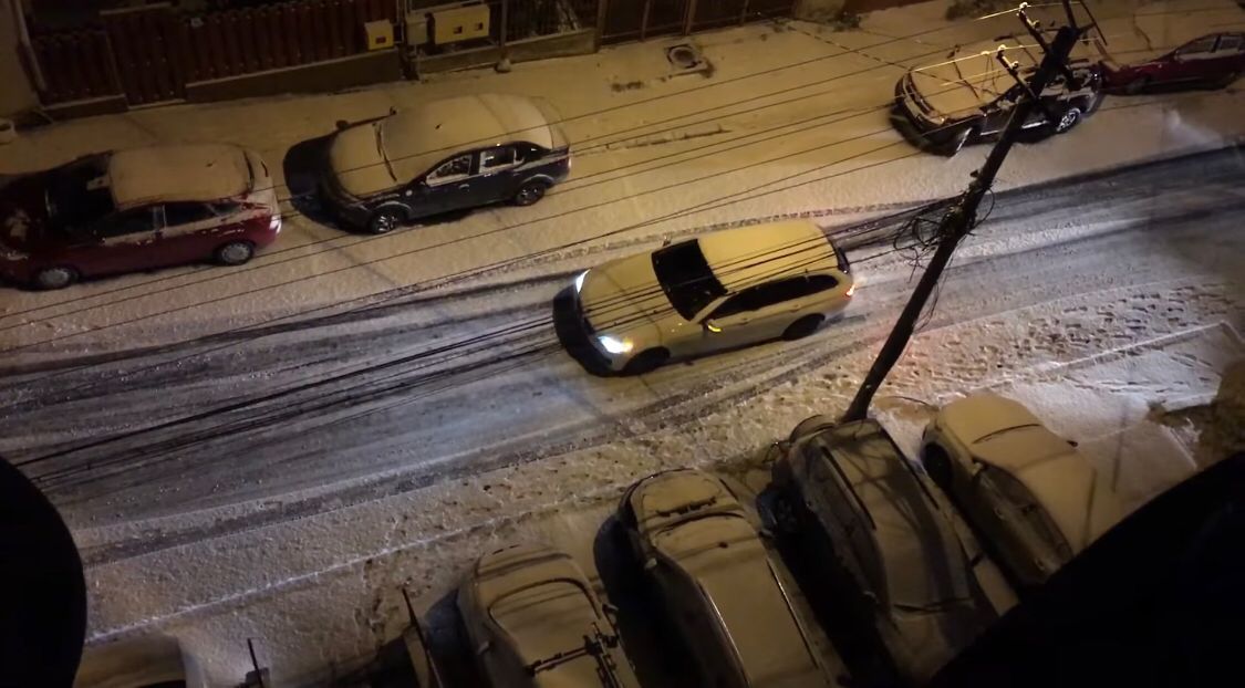 Dezastru pe strada Alverna din Cluj-Napoca, după ce a nins! Mașinile abia pot urca. VIDEO