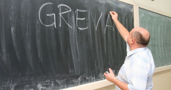 Profesorii și anagajații din educație decid printr-un referendum dacă intră în GREVĂ generală din ianuarie 2022