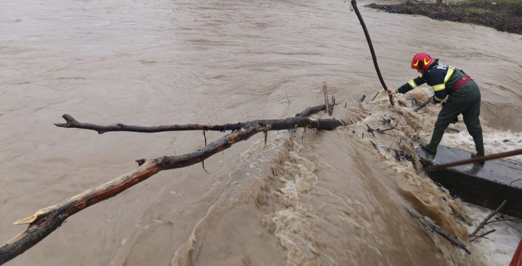 Sute de hectare de terenuri au fost inundate după revărsarea Crișului Alb. Un drum județean a fost închis în Arad