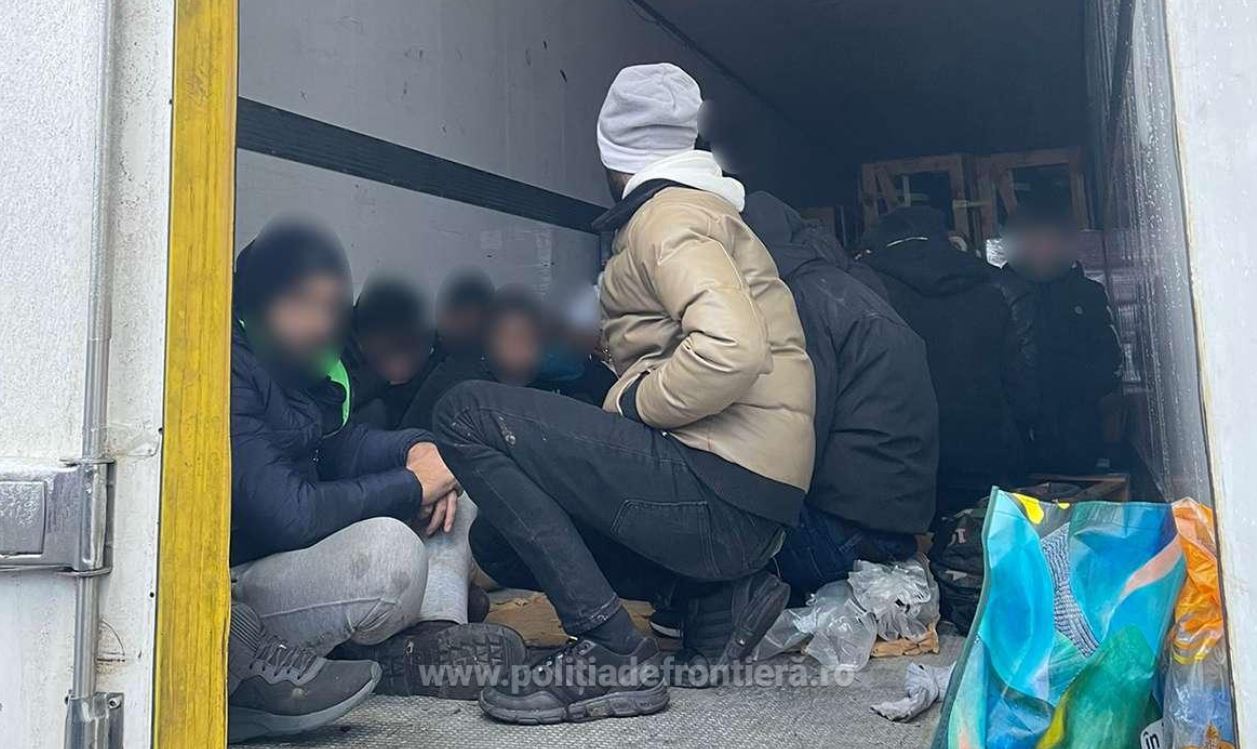29 de migranți din Siria și Irak, ascunși într-un TIR cu piese auto. Voiau să treacă ilegal frontiera în Ungaria