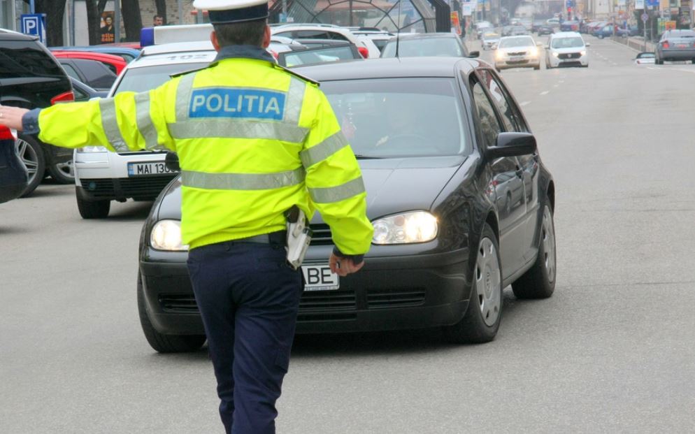 Patru polițiști, condamnați de instanța din Cluj pentru luare de mită. Se ascundeau de camere de supraveghere, dar aveau una în mașină