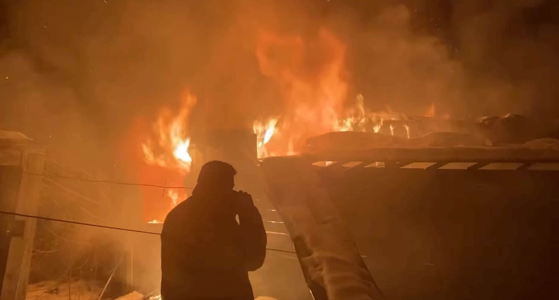 Incendiu VIOLENT în Mărișel! Un bărbat MORT după ce baraca lui a fost cuprinsă de FLĂCĂRI