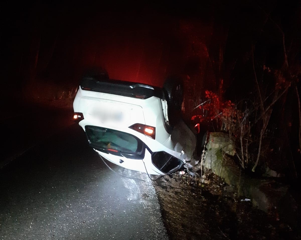 Un șofer BEAT s-a răsturnat cu mașina în apropiere de lacul Tarnița. Minor, transportat la spital. FOTO