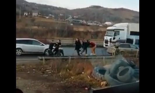 Bătaie în trafic pe Valea Prahovei. Trei șoferi s-au încăierat pentru că unul nu ar fi dat prioritate. VIDEO