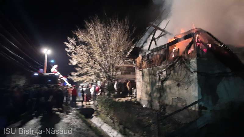 O gospodărie din Bistrița-Năsăud a fost cuprinsă de un incendiu violent. Focul ar fi fost pus intenționat. FOTO