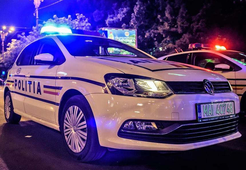 O mașină a lovit un STÂLP pe str. Aurel Vlaicu din Cluj-Napoca. Șoferul era băut