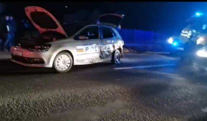 Mașină de poliție, lovită de un șofer care conducea cu 185 km/h în Bistrița. Doi agenți au fost răniți/ SURSA FOTO: bistriteanul.ro