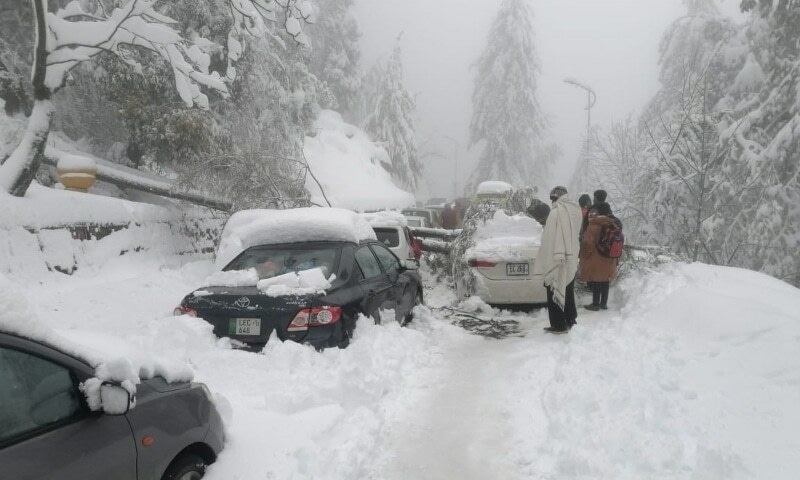 Cel puțin 16 persoane au murit în Pakistan, în urma unei furtuni de zăpadă. Sute de persoane așteaptă să fie evacuate/SURSA FOTO: dawn.com