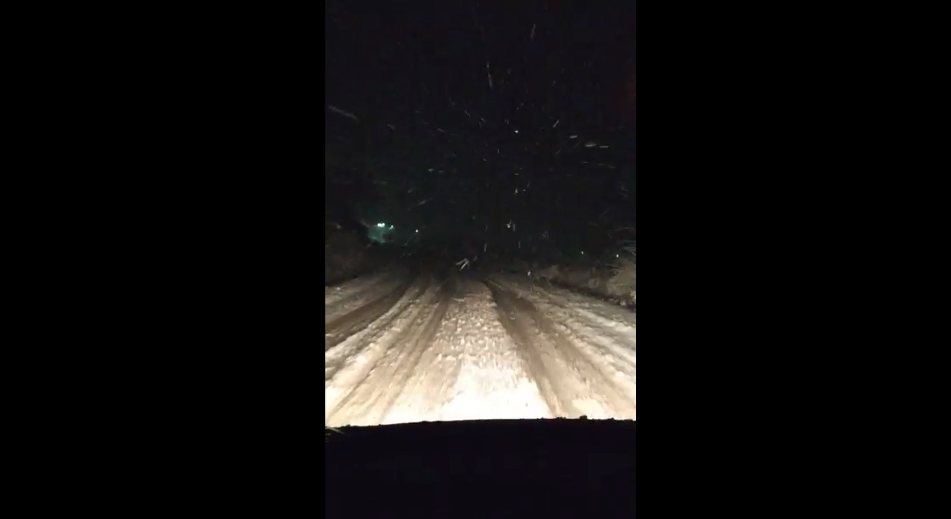 Nicio surpriză. Zăpada de la începutul lunii ianuarie i-a luat pe nepregătite pe şoferi, dar și pe drumari. FOTO/SURSA FOTO: captură ecran