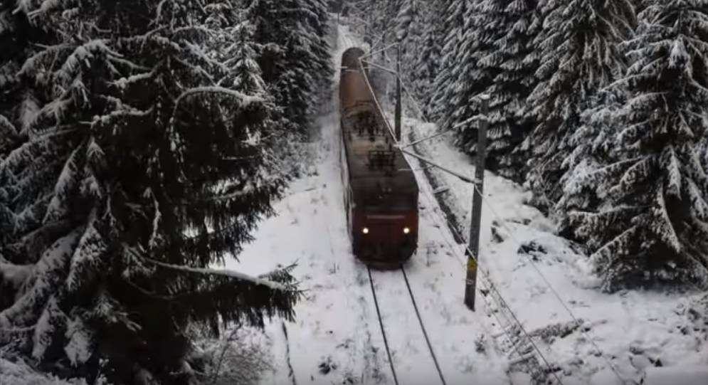 Trafic feroviar perturbat în zona Vatra Dornei-Bistrița din cauza ninsorilor. Un tren care a plecat din Cluj, blocat din cauza căderilor de copaci