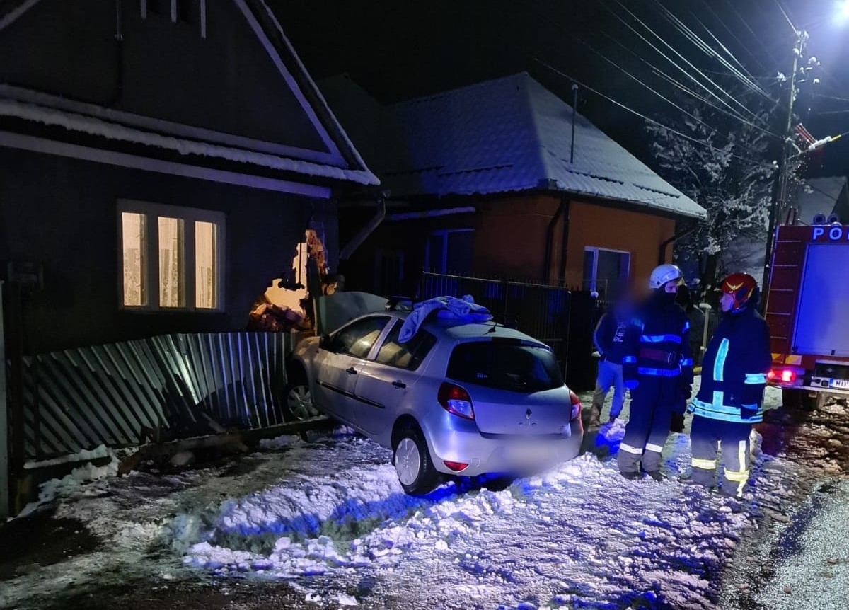 Un tânăr din Cluj-Napoca a intrat cu mașina într-o casă din Gilău. Șoferul, transportat la spital .FOTO