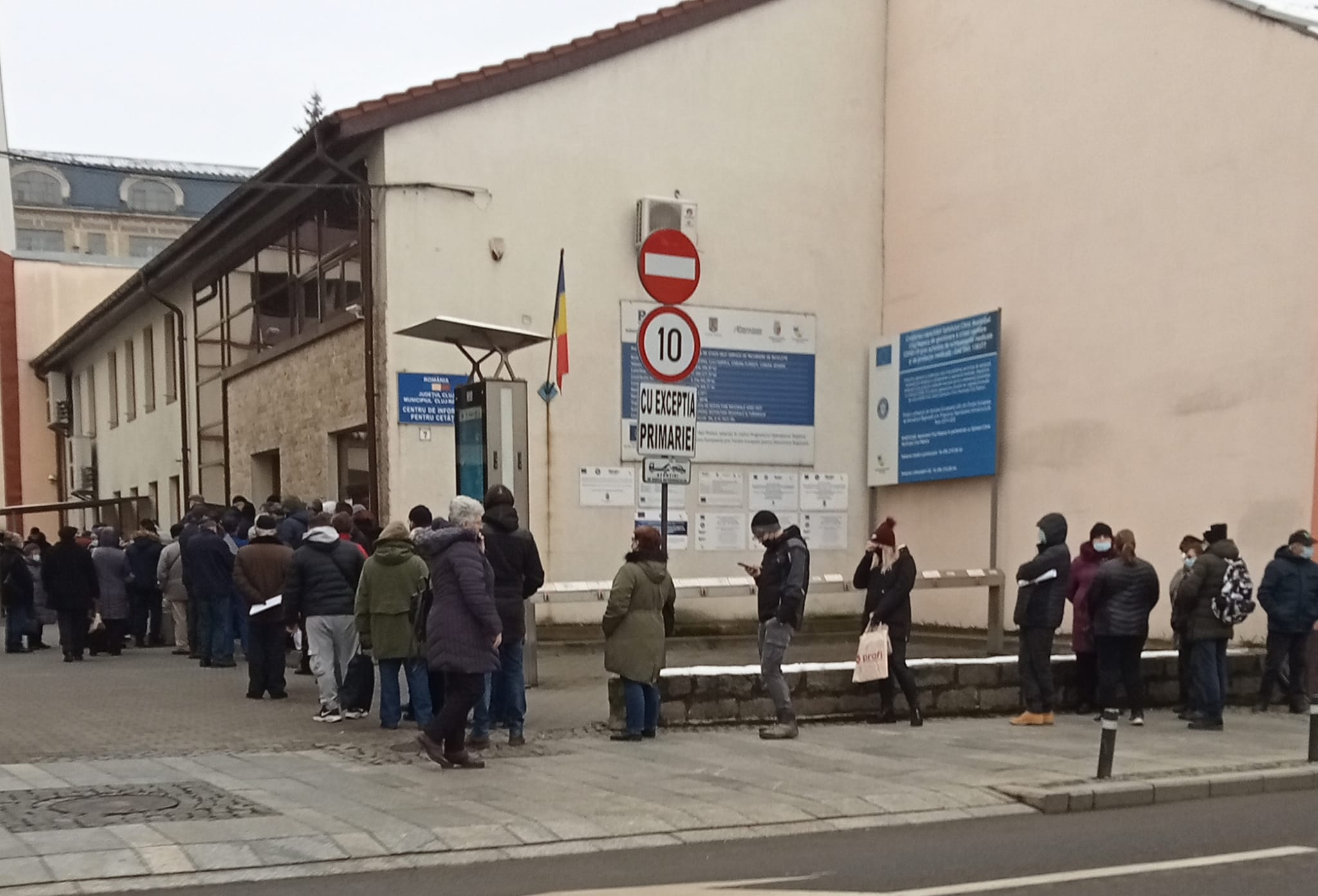 Zeci de clujeni au format cozi la sediul Primăriei Cluj-Napoca luni, 10 ianuarie, în prima zi de plată a impozitelor locale.