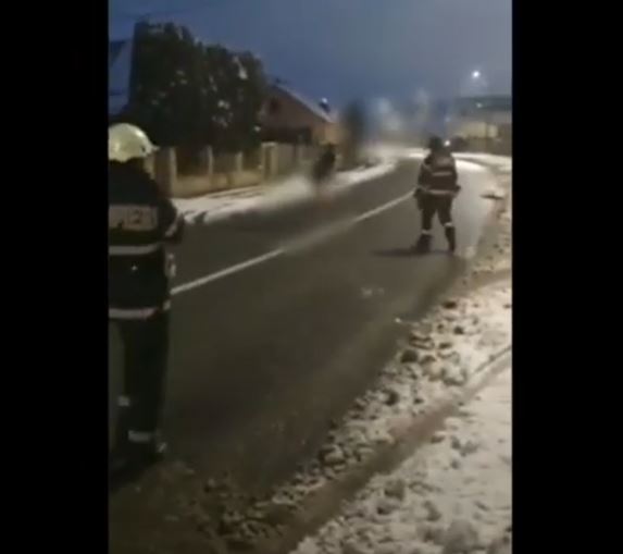 VIDEO. Un șofer din Cluj-Napoca a fugit dezbrăcat pe mijlocul străzii, după ce a făcut accident. A făcut gesturi obscene în fața pompierilor