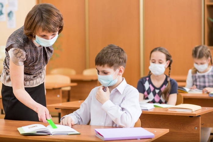 5 școli din Cluj-Napoca trec în sistem online. Sub 60% din angajați vaccinați, iar incidența în municipiu - peste 5 la mie