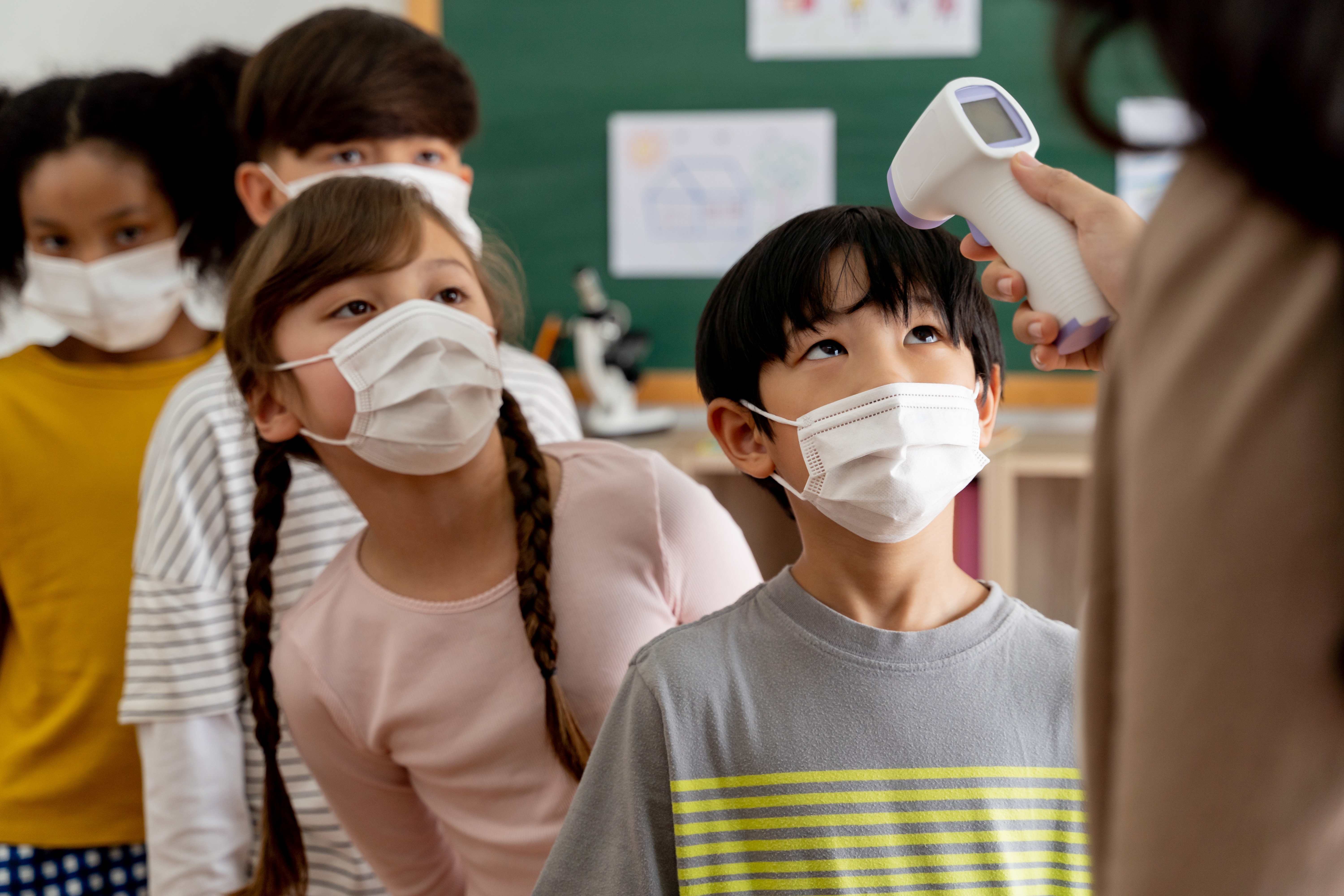 Elevi care poartă mască de protecţie la şcoală. Sursă Foto: DepositFoto