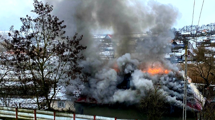 Incendiu la o casă din Iacobeni, Cluj.