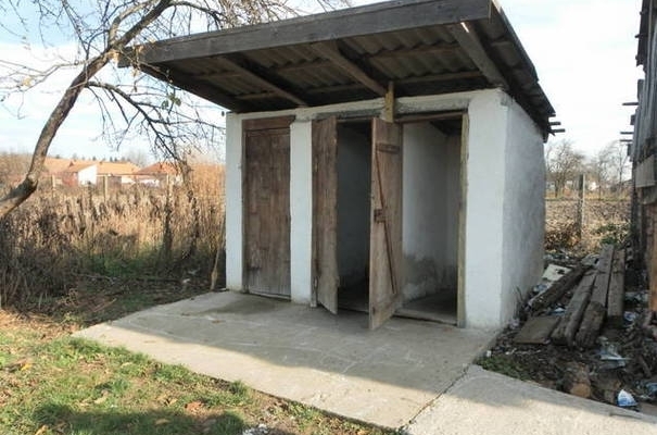 În România anului 2022 mai există școli cu toaleta în fundul curții