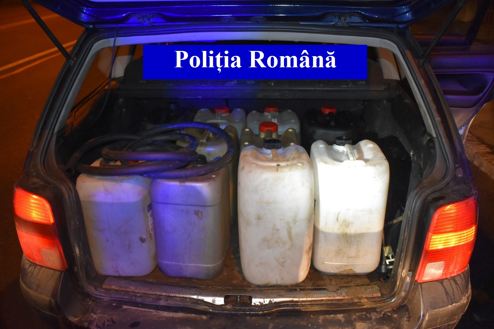 Doi hoți, prinși când încercau să fure 400 de litri de combustibil din rezervoarele unor mașini de pe strada Soporului