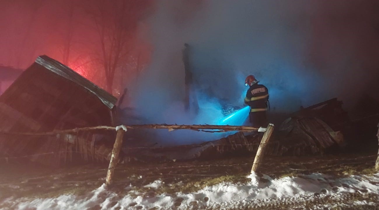 INCENDIU de proporții la o casă  de vacanță din județul Cluj. Care a fost cauza incendiului. VIDEO
